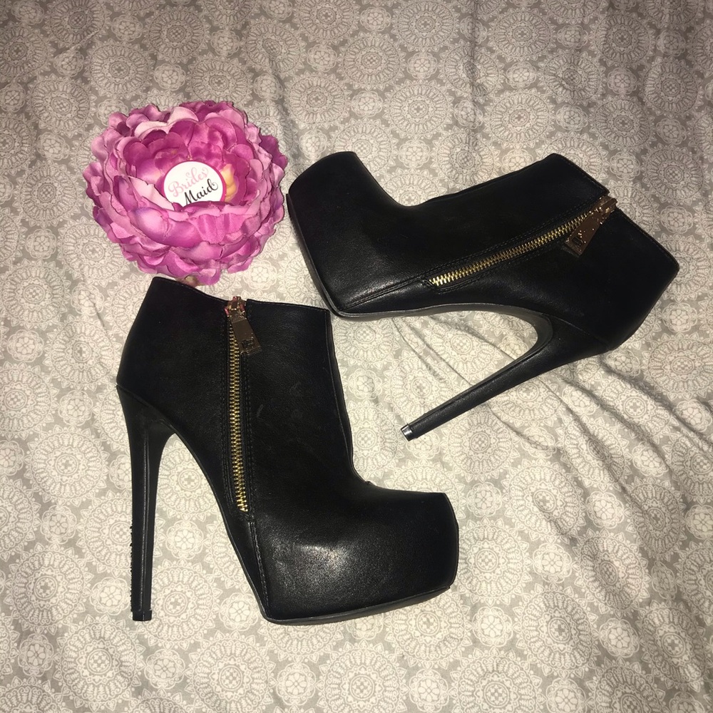 Heeled Ankle boots gold zipper- black size 8